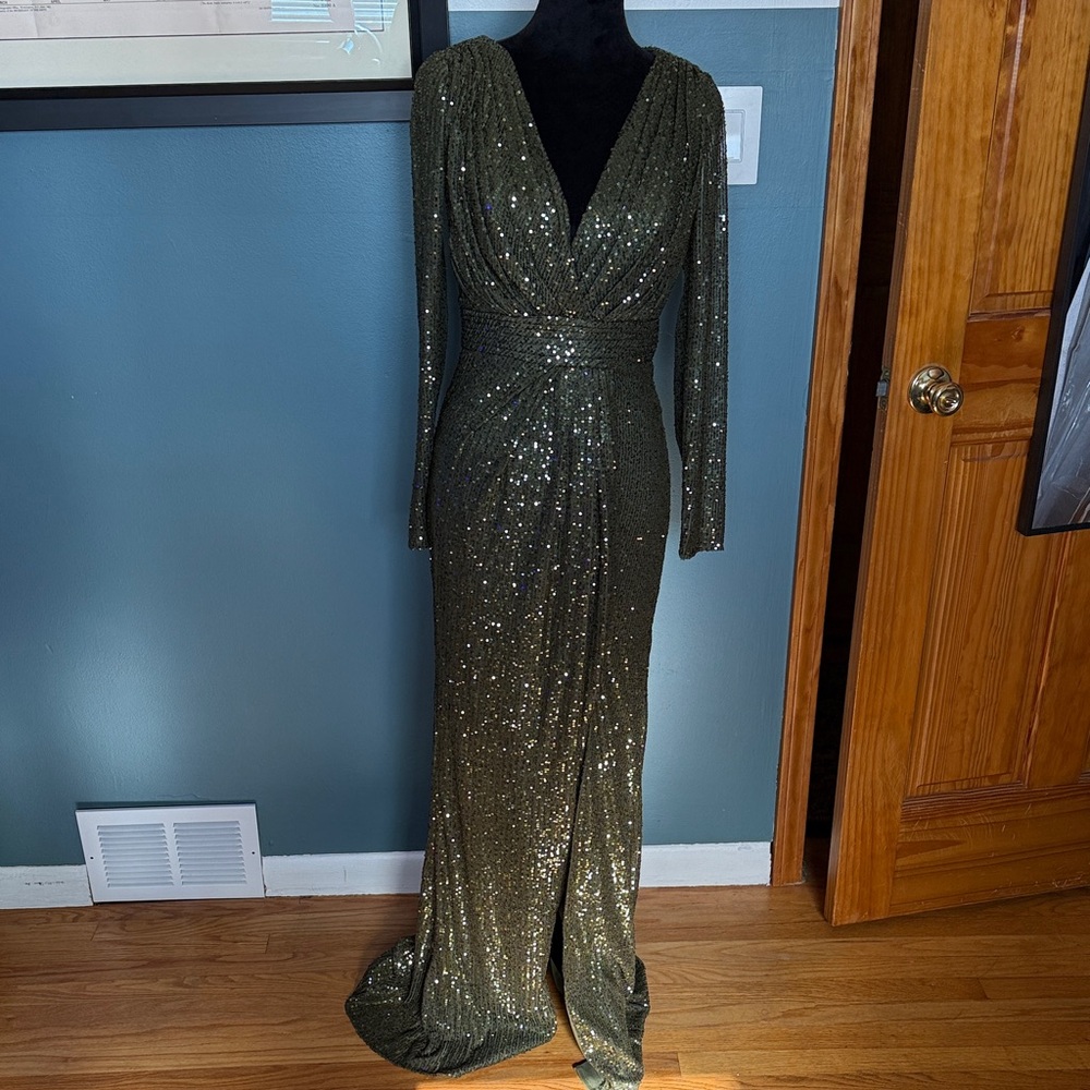 Ieena for Mac Duggal Elegant Sequin Long Sleeve Evening Dress!